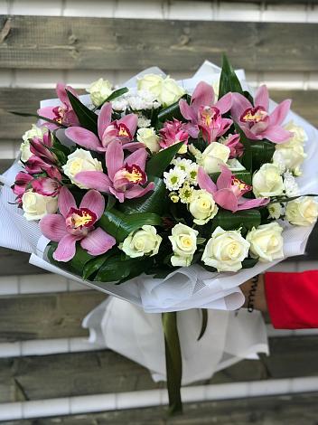 Букет цветов из: Розы и Хризантемы в Габукае