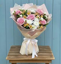 Букет цветов из:  Гвоздики, Орхидеи и Розы в Габукае
