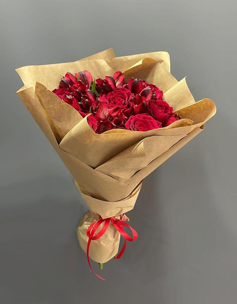 Букет цветов из: Альстромерии и Розы в Габукае