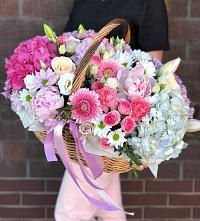 Композиция солнечный день в Габукае Цветочная композиция из Розы, Хризантемы, Пионы и Лизиантусы в корзине в Габукае