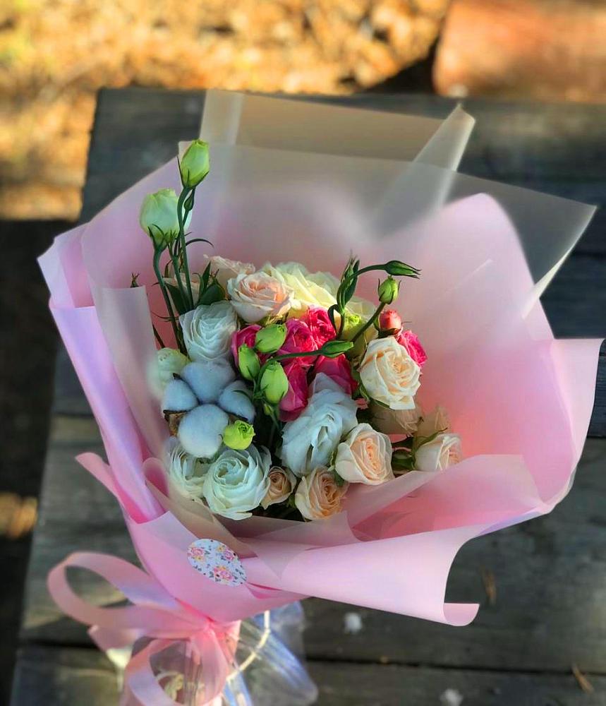 Букет цветов из: Розы и Лизиантусы в Габукае