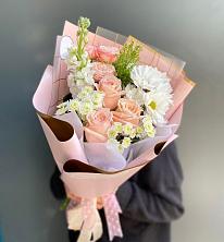 Букет цветов из:  Хризантемы и Розы в Габукае