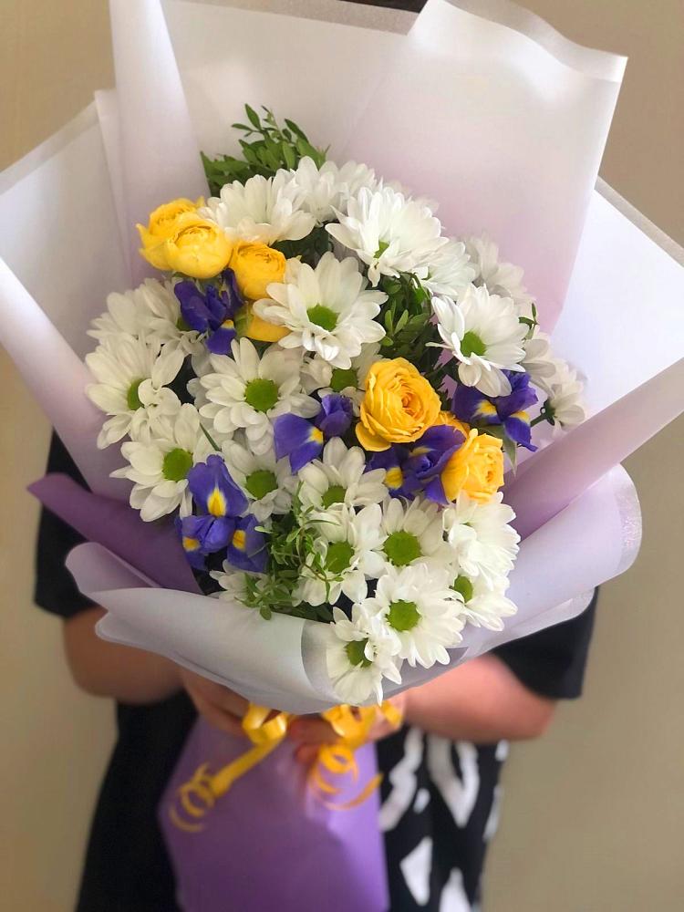 Букет цветов из: Ирисы, Хризантемы и Розы в Габукае