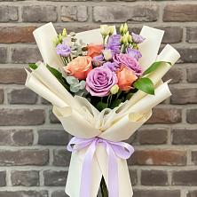 Букет цветов из:  Лизиантусы и Розы в Габукае