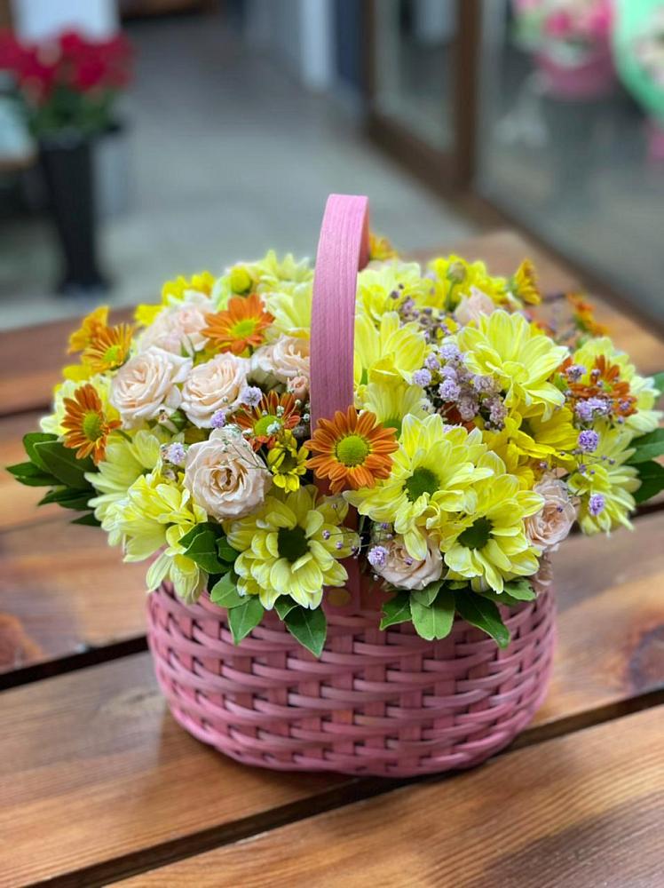 Цветочная композиция из Хризантемы и Розы в корзине в Габукае
