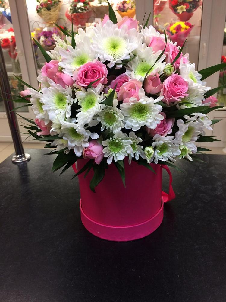 Цветочная композиция из Розы и Хризантемы в шляпной коробке в Габукае