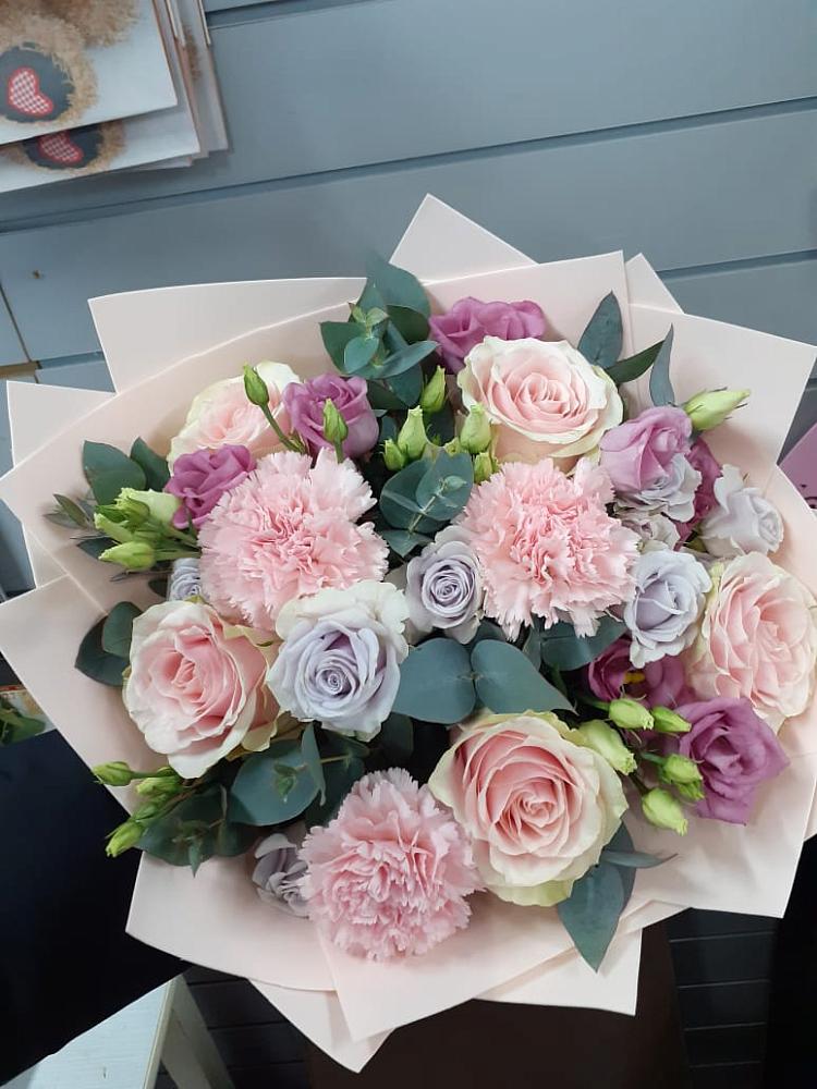 Букет цветов из: Розы, Гвоздики и Лизиантусы в Габукае