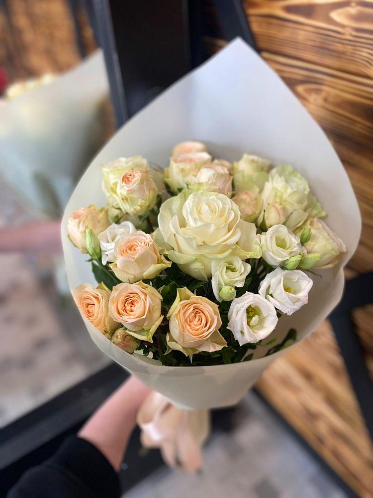 Букет цветов из: Розы и Лизиантусы в Габукае